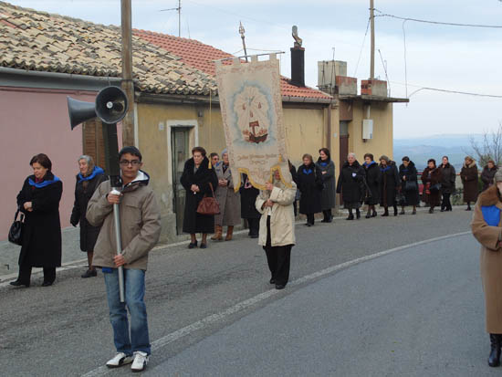 24. In processione