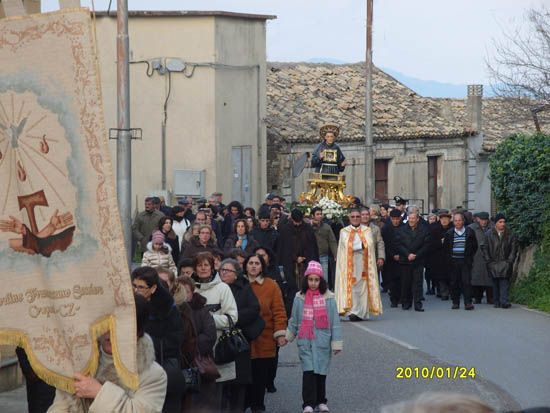 27. in processione