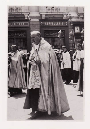 11. Padre Caruso  in processione
